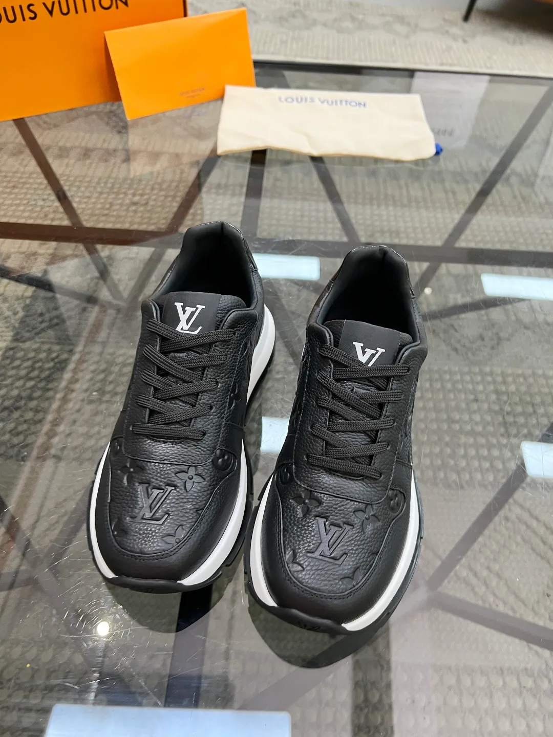 Factory price: 480💰LV🔍Top purchasing agent🇮🇹 Road Street God's new sneakers are coming and are available at counters simultaneously. Original factory configuration, original cowhide fabric imported from Italy, high-quality embossed splicing complex process, sports trendy person, imported water-dyed sheepskin lining, soles: Wang Yuan factory specially provides original soles, super comfortable, original factory single goods 🔍🔍High quality, you can enter and leave the counter at will, welcome to compare and synchronize with the counter, code number 38-44, customized 45